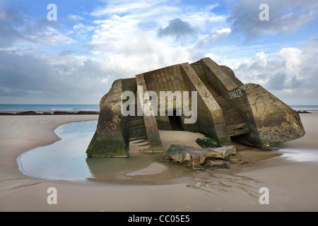 Seconde Guerre mondiale, deux blockhaus en béton sur la plage à Wissant, le Nord-Pas de Calais, France Banque D'Images