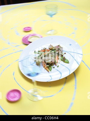 Menu de printemps : salade de légumes tièdes vinaigrette au citron vert Banque D'Images