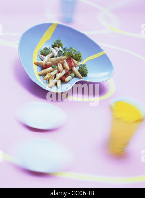 Menu de printemps : asperges sautées avec des pommes de terre Banque D'Images