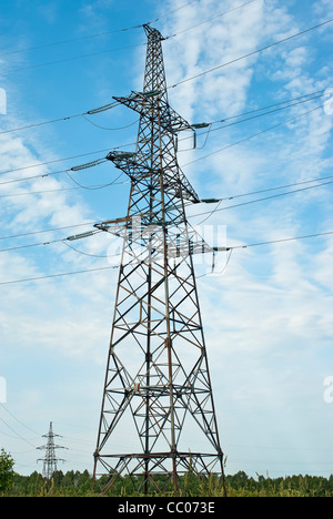 Lignes haute tension plus de ciel bleu Banque D'Images