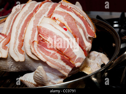 Bandes de bacon sur la Turquie d'entrer dans un four à rôtir Banque D'Images