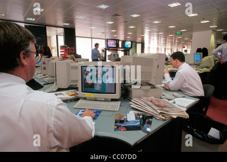 L'intérieur du journal Daily Mirror, bureaux de rédaction , rue de la flotte pendant le temps que le piratage téléphonique était une pratique répandue. Piers Morgan est en chemise bleue ( CENTRE ) écran . Banque D'Images