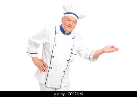 Portrait of smiling chef gesticulant bienvenue Banque D'Images