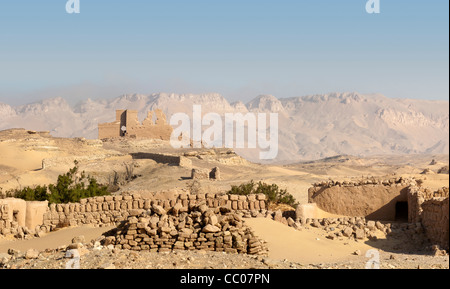 La forteresse et le règlement à Qasr el Labekha dans le désert près de Kharga Oasis Egypte Banque D'Images