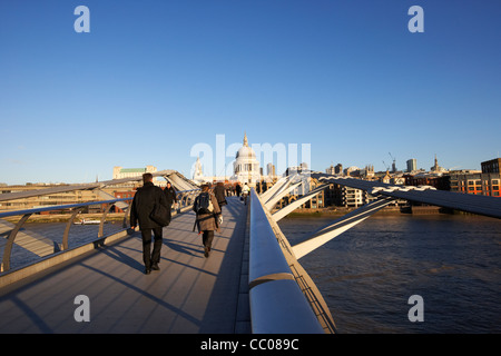 Les personnes qui franchissent la passerelle du millénaire sur la tamise tôt le matin, ville de London England uk united kingdom Banque D'Images