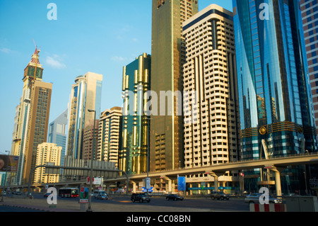 Les bâtiments modernes le long de la Sheikh Zayed Road Dubai UAE Banque D'Images