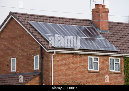 Des panneaux solaires installés sur le toit de l'espace rural maison semi-détachée maison familiale dans le Herefordshire Angleterre Royaume-uni Winforton Banque D'Images