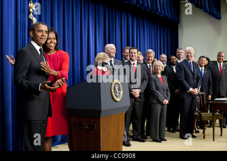 Le président Barack Obama réagit en plaisantant après la Première Dame dans son allocution intitulée Jill Biden, 'my favourite personne ici, en dépit du fait que son mari était debout à côté d'elle, 21 novembre 2011 à Washington, DC. Le président Obama a pris la parole lors d'une cérémonie de signature pour les anciens combattants Banque D'Images