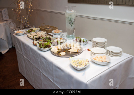 Buffet alimentaire table à la réception de mariage au Royaume-Uni Banque D'Images