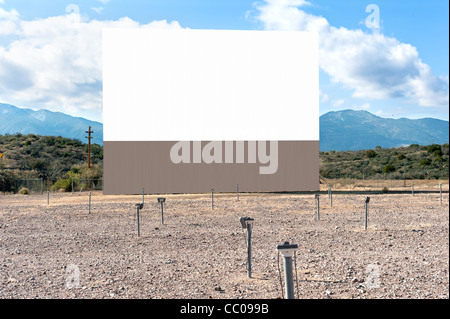 Une vieille et fonctionnels dans le théâtre d'entraînement avec écran de projection blanc dans un dessert et réglage des haut-parleurs fenêtre sur les postes pour le son. Banque D'Images