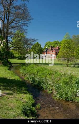 Abinger Hammer, le labourage de la rivière Bourne, Surrey Hills, North Downs, Surrey Banque D'Images