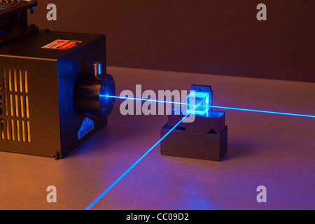 Faisceau laser argon passant au travers d'un séparateur de faisceau Banque D'Images