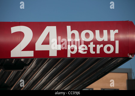 24h/24 station-service dans un centre commercial Banque D'Images