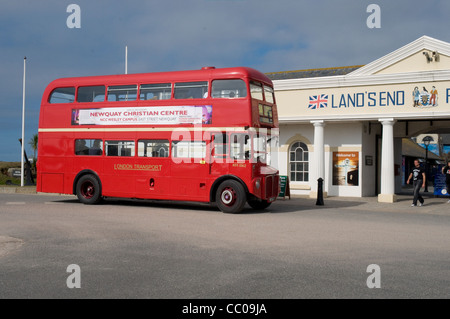 Un ancien bus Routemaster Londres exploité par Western Greyhound pose à l'extérieur de l'entrée pour le Land's End attractions touristiques Banque D'Images