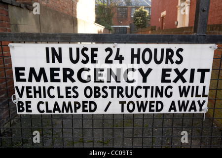 Sortie d'urgence en cours d'utilisation 24 heures inscription véhicules seront serrés remorqué dans le nord de Londres Angleterre Royaume-Uni Royaume-Uni Banque D'Images