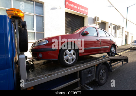 Voiture Renault Megane attaché à l'arrière d'un véhicule de transport de voiture sur Street London England uk united kingdom Banque D'Images