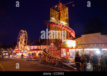 Fête foraine la nuit à Bury St Edmunds, Suffolk, UK Banque D'Images