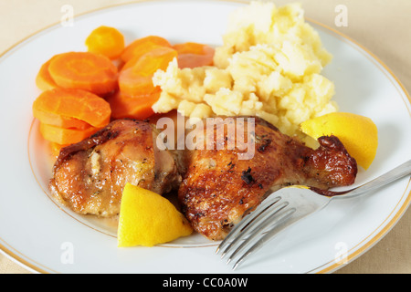 Citron et d'herbes grillées parfaitement poulet mariné servi avec une purée de pommes de terre et carottes bouillies Banque D'Images