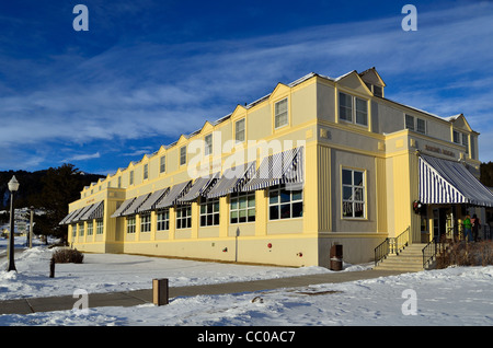 La salle à manger historique au Mammoth Hot Springs Hotel. Le Parc National de Yellowstone, Wyoming, USA. Banque D'Images