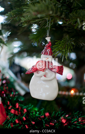 Bonhomme de neige sur un arbre de Noël. Banque D'Images