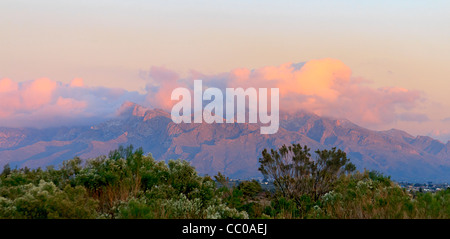 Les montagnes de Santa Catalina, au crépuscule, en vu de Tucson, AZ. Banque D'Images