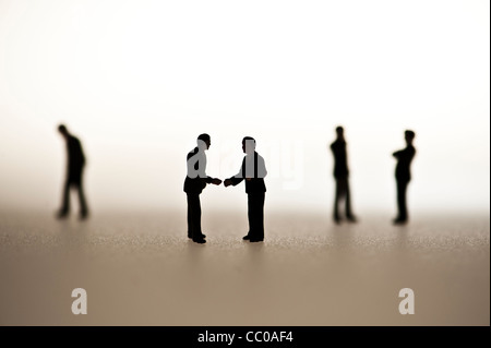 La silhouette de petites figures image conceptuelle pour les hommes d'affaires Salles de conversation Conversation Banque D'Images