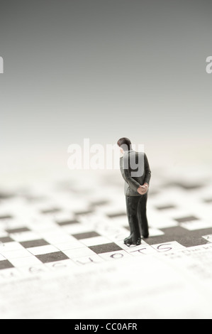 Une petite figure d'un homme sur une grille de mots croisés Banque D'Images