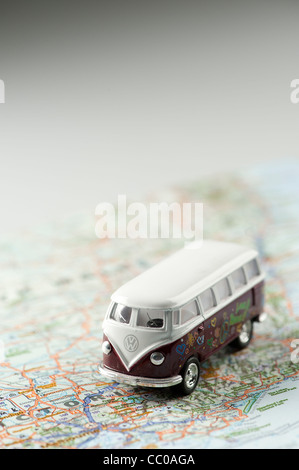 Le camping-car volkswagen VW miniature sur une carte de l'Australie Banque D'Images