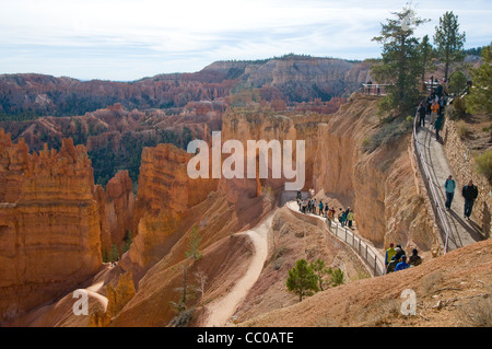 Randonneurs sur le sentier dans les cheminées de grès rouge dans le Parc National de Bryce Canyon Utah Banque D'Images