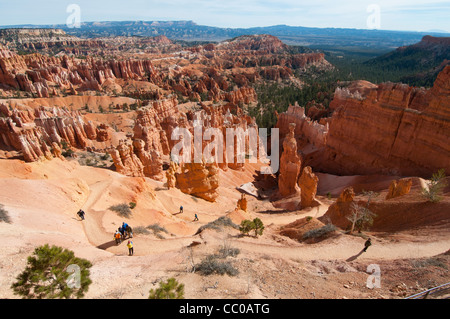 Randonneurs sur le sentier dans les cheminées de grès rouge dans le Parc National de Bryce Canyon Utah Banque D'Images