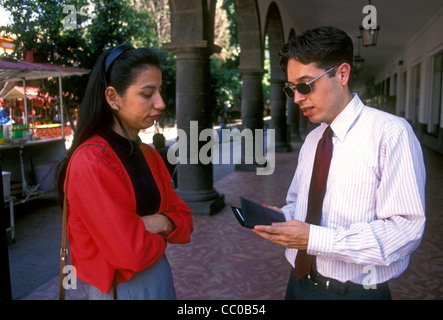 Les mexicains, les mexicains, l'homme et de la femme, les jeunes adultes de parler le long de El Parian à Tlaquepaque dans l'État de Jalisco au Mexique Banque D'Images