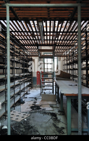 Étagères vides en usine de pressage vinyles abandonnés salle de stockage. Banque D'Images