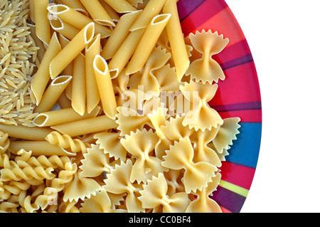 Plaque colorée avec des pâtes variété. Cuisine créative sur fond blanc. Banque D'Images