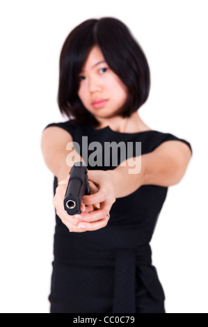 Belle asiatique femme garde du corps tenant un pistolet. Banque D'Images