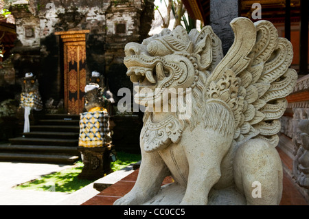 La sculpture sur pierre au Palais d'Ubud et Puri Saren, Bali, Indonésie. Banque D'Images