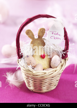 Seul lapin de Pâques avec coeur dans un petit panier Banque D'Images