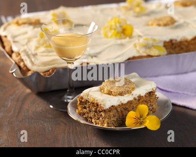 L'écrou de la carotte gâteau avec advocaat crème de mascarpone Banque D'Images