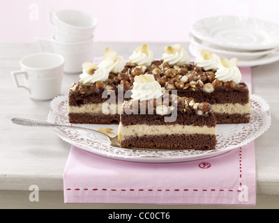 Gâteau riche avec le caramel et noix Banque D'Images