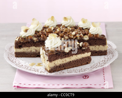 Gâteau riche avec le caramel et noix Banque D'Images