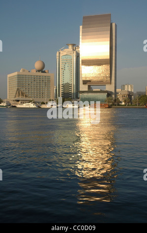 Banque Nationale de Dubaï au coucher du soleil Banque D'Images