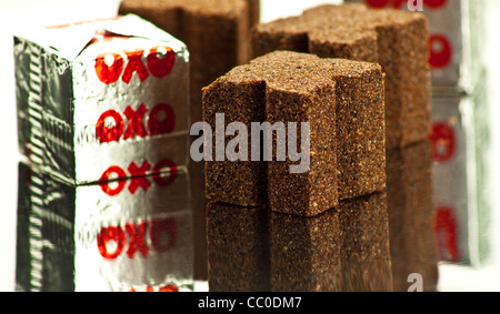 Un groupe d'Oxo cubes sur un plateau d'argent Banque D'Images