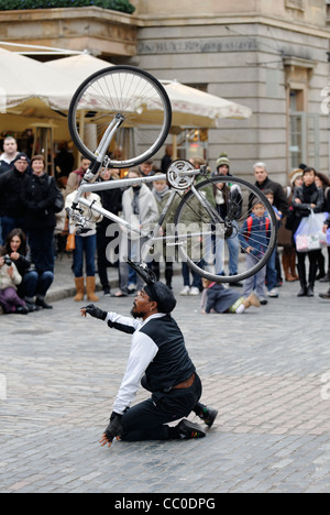 Artiste de rue en balance une location sur sa tête dans la Piazza à Covent Garden, Londres Banque D'Images