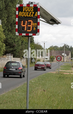 RADAR INFORMATIF SUR UNE ROUTE DU MINISTÈRE À L'ENTRÉE D'UN VILLAGE, la sécurité routière, la prévention, LES LIMITES DE VITESSE DANS LES ZONES URBAINES Banque D'Images