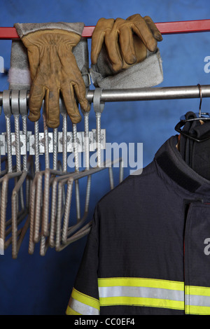 Des GANTS ET DES POMPIERS DU SERVICE DES INCENDIES, SAVERNE, Bas-rhin (67), FRANCE Banque D'Images