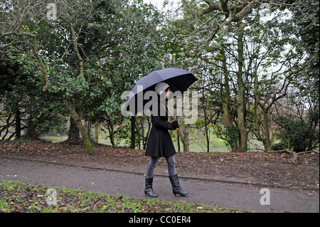 parapluie noir sous la pluie. grand parapluie par mauvais temps. homme dans  la rue par temps nuageux. 13584613 Photo de stock chez Vecteezy