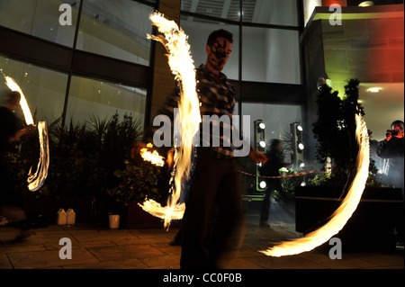 Firedancers célébrer le début de Celtic Connections à l'extérieur du Royal Concert Hall de Glasgow Banque D'Images