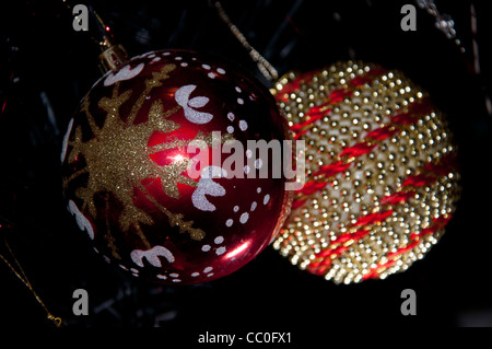 Babioles de Noël rouge et or. Banque D'Images