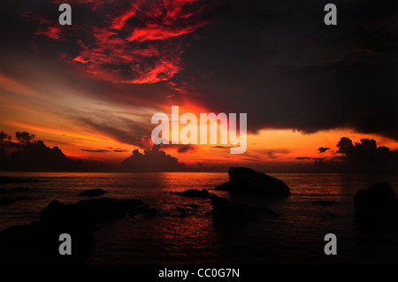 Lever de soleil au-dessus de l'eau horizon à Teluk Cempedak (Jaque Bay), une célèbre plage de Kuantan, à Pahang, Malaisie, Asie. Banque D'Images