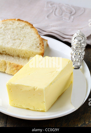 Jaune beurre frais sur un support en bois, les produits biologiques Banque D'Images