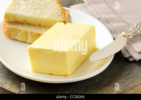 Jaune beurre frais sur un support en bois, les produits biologiques Banque D'Images